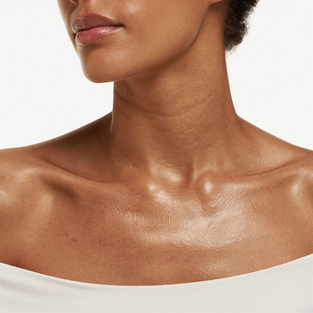 Detalle de piel del cuello y clavícula